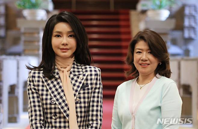 [도쿄=뉴시스] 전신 기자 = 윤석열 대통령 부인 김건희 여사가 지난 16일 도쿄 총리 공저에서 기시다 일본 총리 부인 기시다 유코 여사와 기념촬영하고 있다. 2023.03.17. photo1006@newsis.com