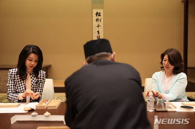 [도쿄=뉴시스] 전신 기자 = 윤석열 대통령 부인 김건희 여사가 지난 16일 도쿄 총리 공저에서 기시다 일본 총리 부인 기시다 유코 여사와 화과자 만들기를 체험하고 있다. 2023.03.17. photo1006@newsis.com