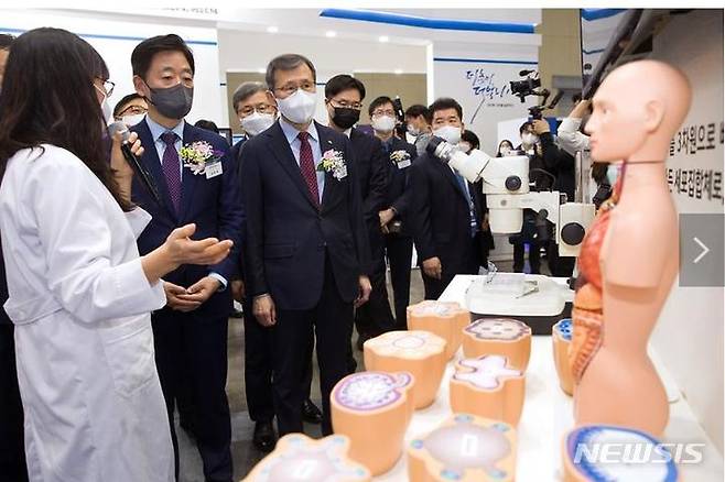 [서울=뉴시스]한국생명공학연구원의 오가노이드(미니장기)가 전시돼있다. (사진=과학기술정보통신부 제공)