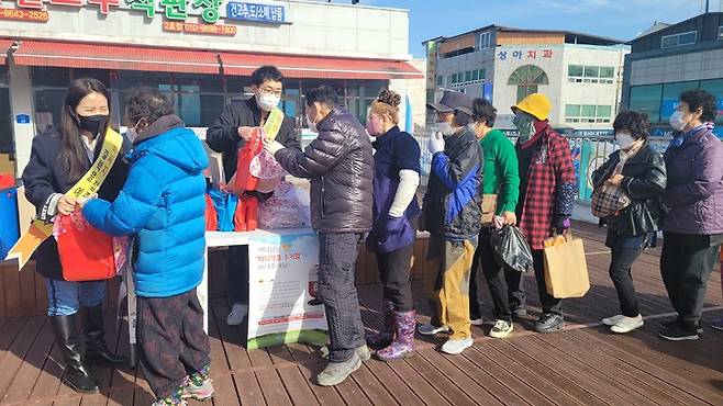 임실군청 직원들이 유동인구가 많은 터미널을 찾아 홍보물품을 나눠주며 결핵예방 캠페인을 벌이고 있다. *재판매 및 DB 금지