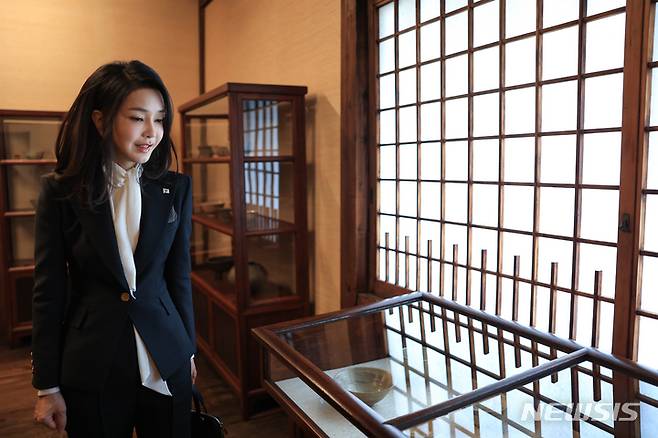 [도쿄=뉴시스] 전신 기자 = 윤석열 대통령 부인 김건희 여사가 17일 도쿄 민예관을 방문해 공예품을 둘러보고 있다. 2023.03.17. photo1006@newsis.com