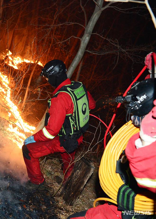[합천=뉴시스] 차용현 기자 = 8일 오후 경남 합천군 용주면 월평리 야산에서 발생한 산불이 산림 162여㏊를 태우고 계속 확산되고 있는 가운데 산림청 산림항공본부 공중진화대 대원들이 산불을 진화하고 있다. 2023.03.08. con@newsis.com
