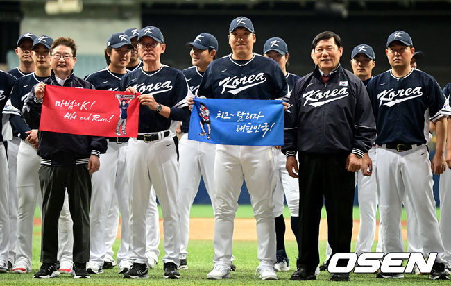 [OSEN=고척, 최규한 기자] WBC 붐업 서포터즈 발대식, 대표팀 선수들과 이강철 감독을 비롯한 코칭스태프, 박보균 문화체육관광부 장관과 허구연 KBO 총재가 기념촬영을 하고 있다. 2023.03.03 / dreamer@osen.co.kr