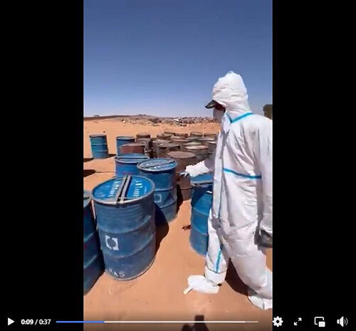 사라졌던 우라늄 찾았다고 주장하는 리비아 군벌 관계자 (사진=나데르 알-샤리프 기자 페이스북 캡처, 연합뉴스)