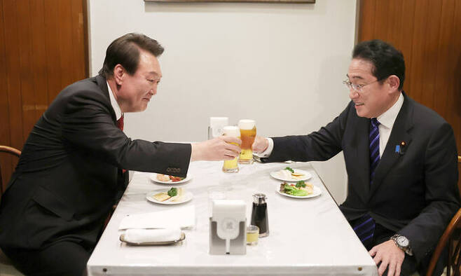 지난 16일 윤석열 대통령과 기시다 후미오 일본 총리가 친교 만찬을 마치고 도쿄 한 식당으로 자리를 옮겨 맥주로 건배하고 있다. 뉴시스