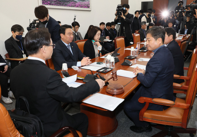 17일 국회에서 열린 정치개혁특별위원회 정치관계법개선소위원회에서 조해진 위원장이 의사봉을 두드리고 있다. 연합뉴스