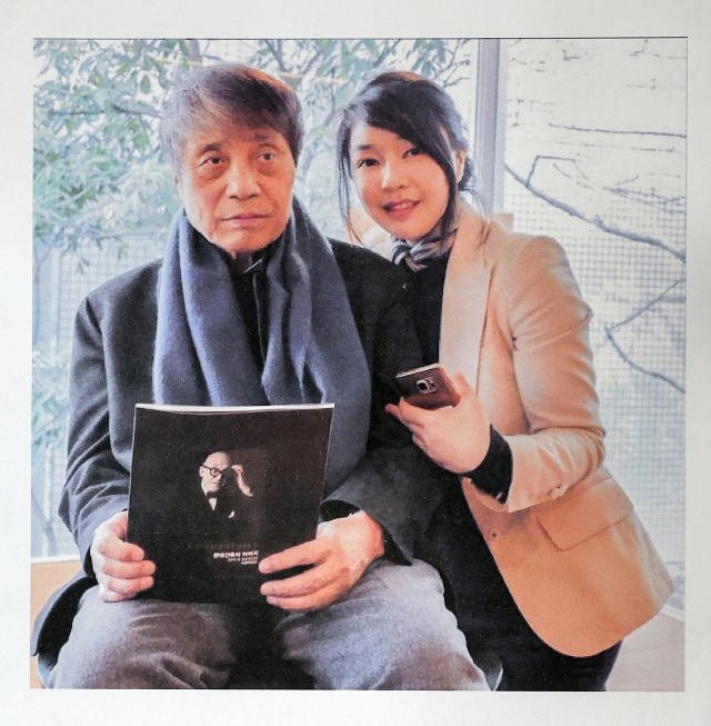 2016년 안도 다다오가 김건희 여사와 함께 협업하던 당시 촬영한 기념사진. 대통령실