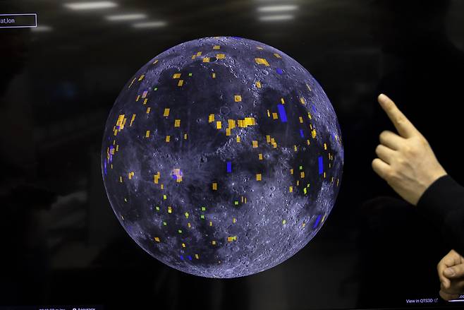 사진 1. 고해상도 카메라 루티가 촬영할 후보지가 달 표면에 표시돼 있다. ⓒ시사IN 조남진