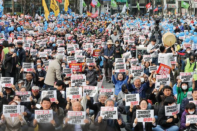 3월11일 서울 중구 서울시청 광장에서 한일역사정의평화행동과 더불어민주당 등 주최로 '강제동원 굴욕해법 강행 규탄 2차 범국민대회'가 열리고 있다. ⓒ시사저널 박정훈