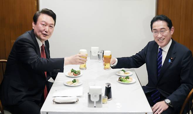 윤석열 대통령과 기시다 후미오 일본 총리가 16일 오후 일본 도쿄 긴자의 오므라이스 노포에서 친교의 시간을 함께하며 생맥주로 건배하고 있다. ⓒ연합뉴스