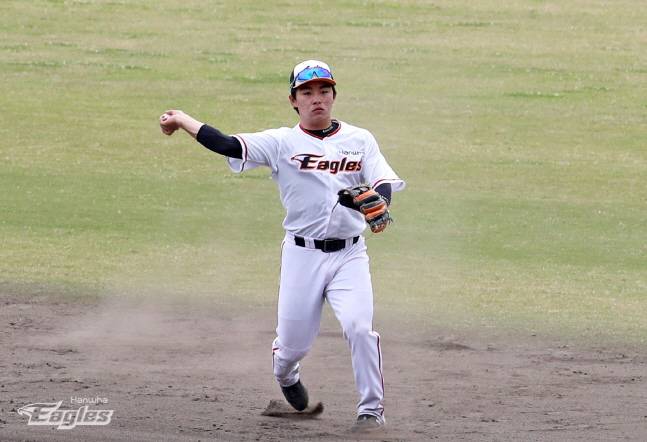 내외야 수비가 모두 가능해 주목을 받고 있는 문현빈. /사진=한화 이글스