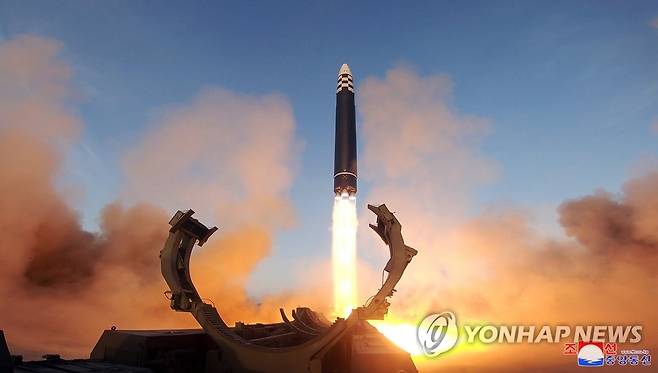 김정은 "핵전쟁억제력 강화로 적들에 두려움 줘야"…ICBM 참관 (평양 조선중앙통신=연합뉴스) 김정은 북한 국무위원장이 전날 대륙간탄도미사일(ICBM) '화성-17형' 발사훈련을 현지지도했다고 조선중앙통신이 17일 밝혔다.
   중앙통신은 "미국과 남조선 괴뢰역도들의 도발적이며 침략적인 대규모 전쟁연습소동으로 하여 조선반도 지역에 가장 불안정한 안전 환경이 조성되고 있는 엄중한 형세 하에서 조선로동당 중앙군사위원회는 3월 16일 대륙간탄도미싸일 '화성포-17'형 발사 훈련을 단행하도록 하였다"고 보도했다.
   통신은 "평양국제비행장에서 발사된 대륙간탄도미싸일 '화성포-17'형은 최대 정점고도 6,045㎞까지 상승하며 거리 1,000.2㎞를 4,151s(초)간 비행하여 조선동해 공해상 목표수역에 탄착되였다"고 밝혔다. 2023.3.17 
    [국내에서만 사용가능. 재배포 금지. For Use Only in the Republic of Korea. No Redistribution] 
 nkphoto@yna.co.kr