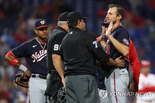 이물질 검사 받는 맥스 셔저 [게티이미지/AFP=연합뉴스 자료사진]