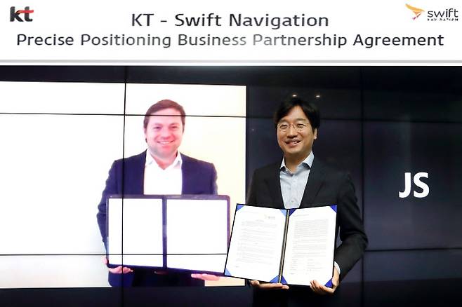 2022년 6월 29일, KT는 미국 실리콘밸리의 스위프트 내비게이션(Swift Navigation)社와 기술 및 사업협력 계약을 체결하며 초정밀 측위 사업을 본격화 한다고 밝혔다. 서울 송파구 위치한 KT 송파빌딩에서 KT AI 모빌리티사업단장 최강림 상무가(우측) 스위프트 내비게이션 CEO 티모시 해리스(화면)와 함께 비대면으로 사업계약 체결 후 기념 촬영을 하고 있다. KT 제공