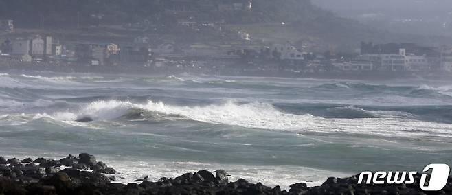 제주 서귀포시 안덕면 사계리 해안에 성난 파도가 치고 있다. 2022.9.4/뉴스1 ⓒ News1 고동명 기자