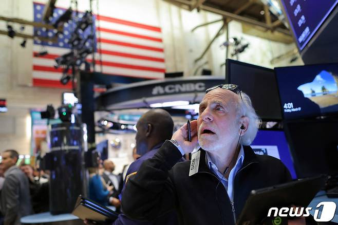 NYSE의 한 트레이더가 주가 급락에 놀란 표정을 짓고 있다.  ⓒ 로이터=뉴스1