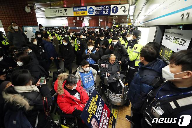 전국장애인차별철폐연대(전장연) 회원들이 20일 오전 서울 지하철4호선 서울역에서 '오이도역 사고 22주기 기자회견'을 마치고 탑승시위를 시도, 서울교통공사·경찰들과 대치하고 있다. 2023.1.20/뉴스1 ⓒ News1 황기선 기자