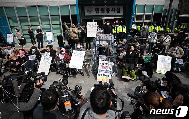 박경석 전국장애인차별철폐연대(전장연) 대표가 17일 오전 서울 종로구 서울지방경찰청 앞에서 법원의 체포영장 발부에 따른 입장발표 후 구호를 외치고 있다. 2023.3.17/뉴스1 ⓒ News1 이승배 기자