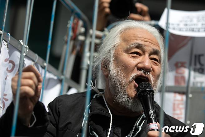 박경석 전국장애인차별철폐연대(전장연) 대표가 17일 오전 서울 종로구 서울지방경찰청 앞에서 몸에 쇠사슬을 두르고 철창 속에서 법원의 체포영장 발부에 따른 입장발표 기자회견을 하고 있다.  2023.3.17/뉴스1 ⓒ News1 이승배 기자