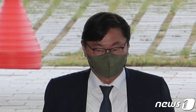 '쌍방울그룹 뇌물 의혹'을 받고 있는 이화영 전 경기도 평화부지사(현 킨텍스 사장)가 27일 오전 경기 수원시 영통구 수원지방검찰청으로 들어가고 있다.  (공동취재) 2022.9.27/뉴스1 ⓒ News1 김영운 기자