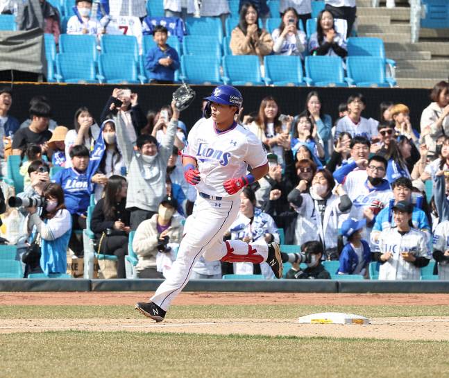삼성 김태훈이 18일 대구삼성라이온즈파크에서 열린 2023 KBO리그 시범경기 KT전에서 7회말 투런포를 때린 후 베이스를 돌고 있다. 사진제공 | 삼성 라이온즈