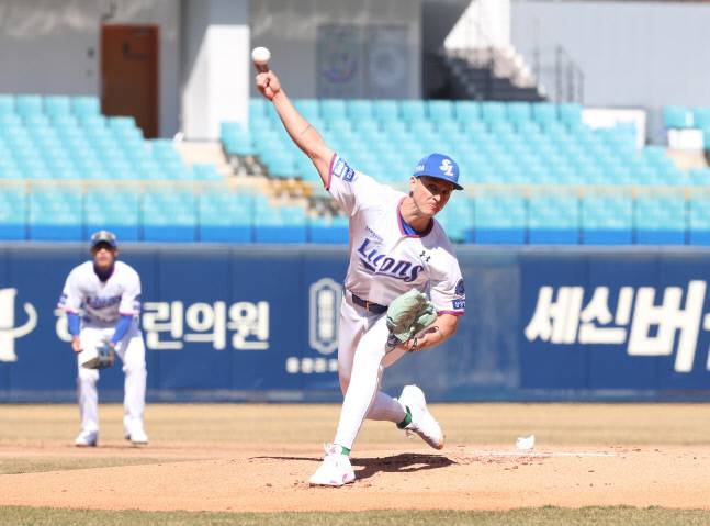 삼성 뷰캐넌이 18일 대구삼성라이온즈파크에서 열린 2023 KBO리그 시범경기 KT전에 선발 등판해 역투하고 있다. 사진제공 | 삼성 라이온즈