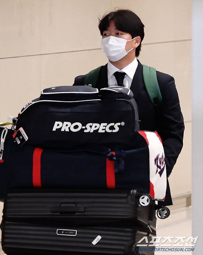 고우석이 입국장을 나오고 있다. 인천공항=정재근 기자 cjg@sportschosun.com/2023.3.14/