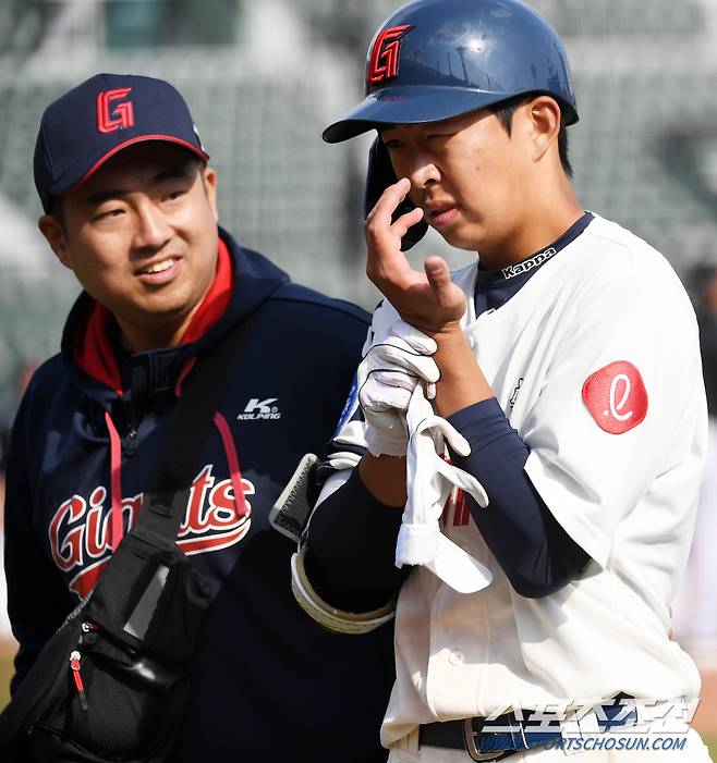 2023 KBO리그 시범경기 롯데 자이언츠와 LG 트윈스의 경기가 18일 부산 사직구장에서 열렸다. 7회말 2사 만루 롯데 김민석이 LG 이우찬의 투구에 맞은 뒤 통증을 호소하고 있다. 부산=박재만 기자 pjm@sportschosun.com/2023.03.18/