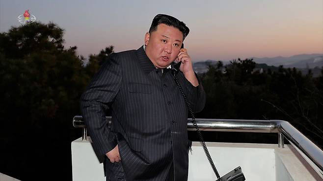 북한 김정은이 16일 전화로 화성-17형 발사 승인을 하고 있다. /조선중앙TV 화면 연합뉴스