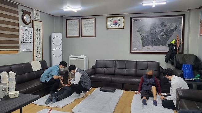 톡바른경희한의원장, 경희대 한의과학생 등 총 14명이 모여 남한산성면 불당리 마을회관에서 어르신 30여 명 대상으로 침치료 봉사활동과 한방파스 나눔을 진행했다.ⓒ광주시