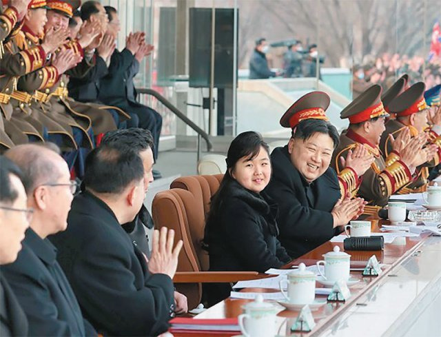 북한 김정은 국무위원장이 지난달 17일 평양에서 열린 체육행사에서 딸 김주애와 나란히 앉아 경기를 관람하던 중 손뼉을 치며 웃고 있다. 김 위원장의 둘째인 딸 김주애는 지난해 11월 이후 열병식, 건군절 기념 연회 등 8차례나 공식 행사에 참석한 모습이 북한 관영매체를 통해 공개됐다. AP뉴시스