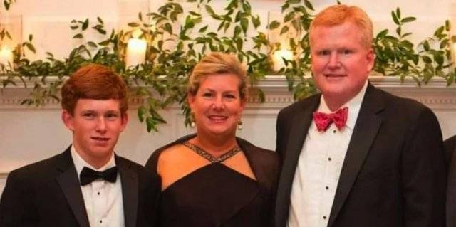 아내 매기(가운데)와 아들 폴(왼쪽) 살해 혐의로 기소돼 유죄 판결을 받은 알렉스 머독 변호사(오른쪽). 위키피디아