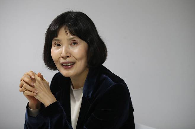 최영미 시인이 1일 오전 서울 마포구 동교동 한 카페에서 인터뷰를 하고 있다. 신소영 기자 viator@hani.co.kr