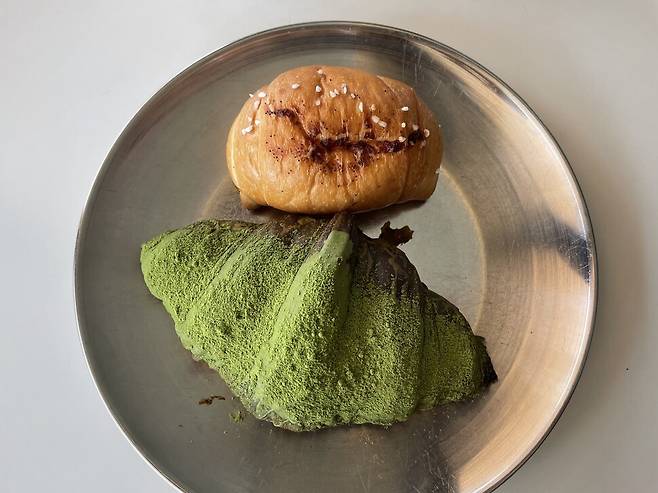 르뺑 99-1의 말차 크로와상(아래)과 소금빵. 이유진 선임기자 frog@hani.co.kr