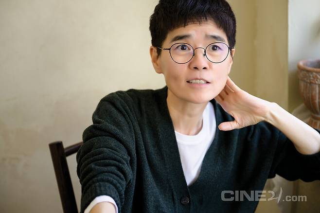 노희경 작가가 즐겨 찾는 서울 연남동의 한 카페에서 인터뷰를 하고 있다.