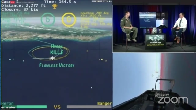 알파도그파이트 결승전에서 F-16 조종사와 헤론시스템사의 AI 간의 마지막 전투가 중계되고 있다. 출처: DARPA 유튜브채널