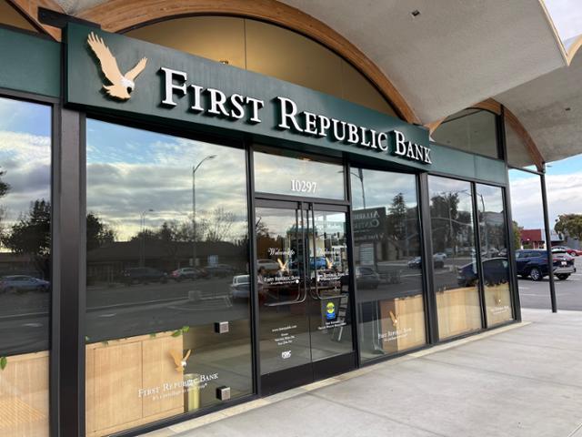 13일 미국 캘리포니아주 쿠퍼티노에 위치한 미국 퍼스트 리퍼블릭 은행 지점 모습. 이 은행은 SVB에 이어 위기설이 나오면서 이날 주가가 60% 폭락했다. 쿠퍼티노=연합뉴스