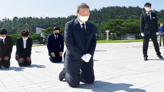 2020년 8월 19일 김종인 당시 미래통합당 비상대책위원장이 광주 북구 국립 5·18 민주묘지에서 무릎을 꿇고 참배하고 있다. 연합뉴스