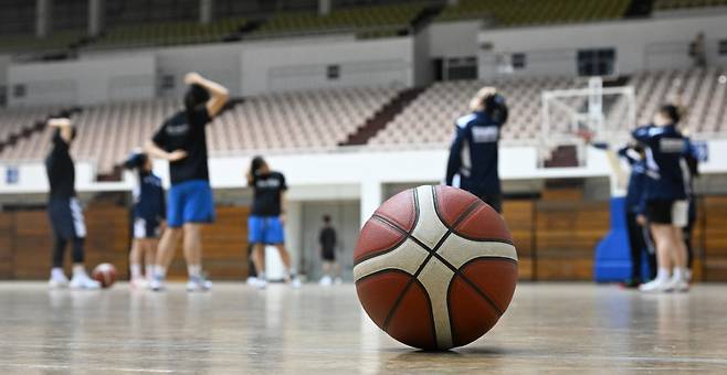 Players warm up for training at Seoul National University gymnasium in Gwanak-gu, southern Seoul, on March 9. (Im Se-jun/The Korea Herald)