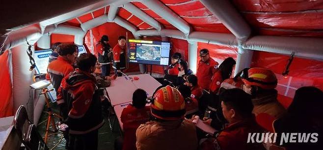 18일 오후 발생한 강원 평창 진부면 신기리 산불 진화 대응을 위한 현장통합지휘부 회의.(강원도산불방지센터 제공)