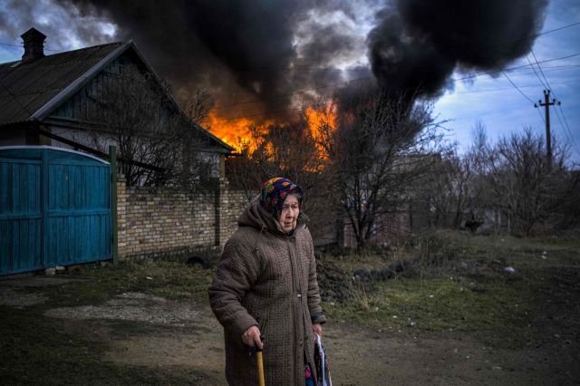 우크라이나 동부 도네츠크주 코스티안티니우카의 한 주민이 15일(현지시간) 포격으로 화재가 발생한 주택 앞에 서있다. AFP연합뉴스