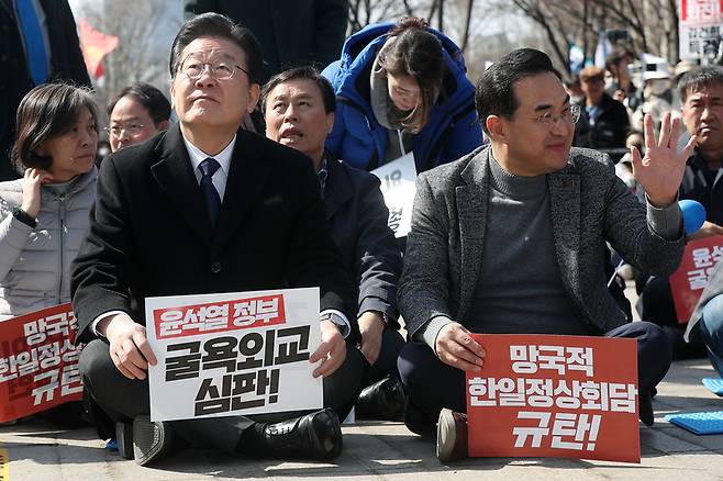 더불어민주당 이재명 대표가 18일 서울광장에서 열린 '강제동원 해법 및 한일정상회담을 규탄하는 3차 범국민대회'에 참석해 시작을 기다리고 있다 / 사진 = 공동취재