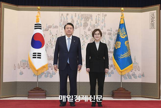 8일 용산 대통령실에서 열린 서울대 총장 및 저출산, 고령화사회위원회 부위원장 임명장 수여식에 참석한 윤석열 대통령이 김영미 저출산, 고령화사회부위원장에게 임명장을 전달하고 기념사진을 찍고 있다.  2023.2.8   대통령실사진기자단 이승환기자