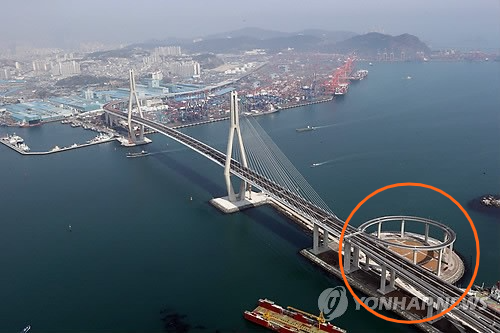 부산항대교. 주황색 원으로 표시된 부분이 문제의 램프 구간 [사진=연합뉴스]
