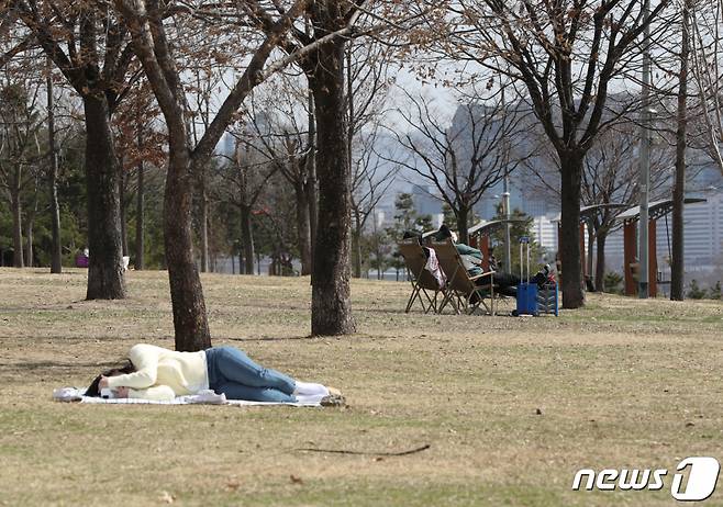 지난 14일 오후 서울 광진구 뚝섬한강공원에서 시민들이 봄날씨를 즐기고 있다. /사진=뉴스1