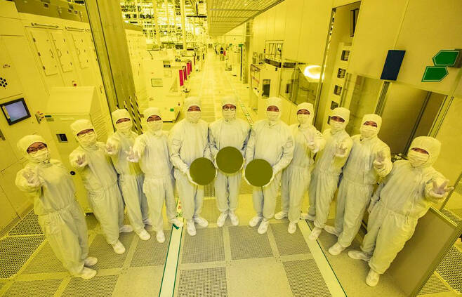 지난해 6월 30일 삼성전자 파운드리사업부 임직원들이 화성캠퍼스에서 3나노 웨이퍼를 들고 있는 모습. [삼성전자 제공]