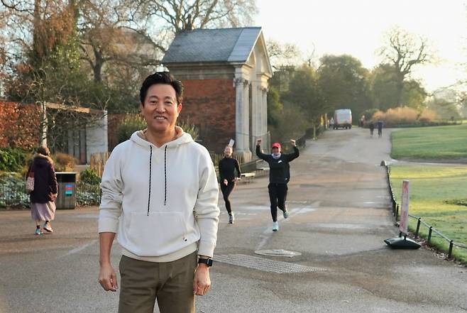 오세훈 서울시장이 15일(현지시간) 런던을 대표하는 400년 역사의 하이드 파크 일대를 둘러보고 있다. [서울시 제공]