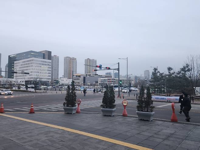 삼성바이오로직스를 등지고 본 주위 풍경. 주변에 음식점 등을 찾아 볼 수 없다. [사진=고재우 기자]