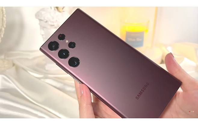 삼성전자의 스마트폰 ‘갤럭시 S22 울트라’ [유튜브 ‘apple tree girl unboxing’ 캡처]