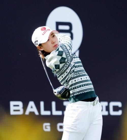 롯데 구단의 황유민이 2라운드 도중 티샷을 날리고 있다. [사진=크라우닝 제공]
